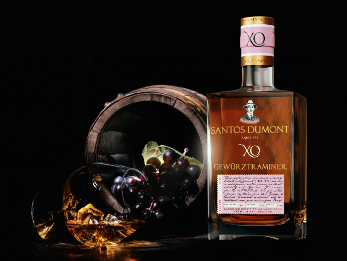Brazílsky rum Santos Dumont XO Gewürztraminer (záverečné zrenie v sudoch po víne tramín červený)